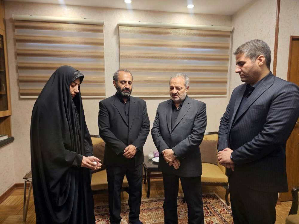 دیدار مسئولین با خانواده‌ی شهید دانش آموز، متین صفائیان