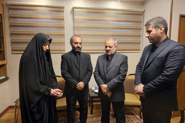 دیدار مسئولین با خانواده‌ی شهید دانش آموز، متین صفائیان
