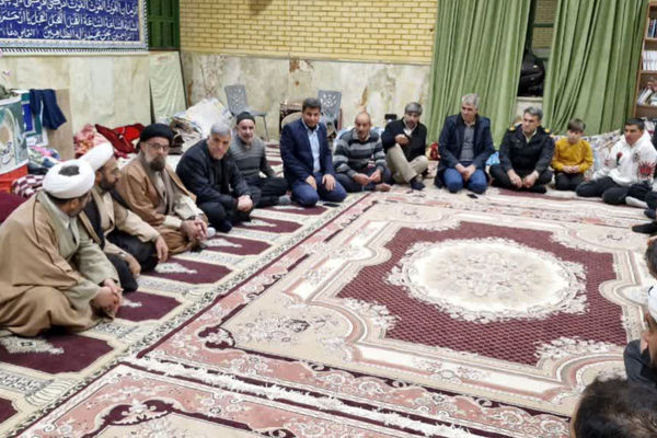 حضور  مدیر آموزش وپرورش و مسئولین شهرستان آباده در جمع دانش آموزان معتکف شهر ایزدخواست