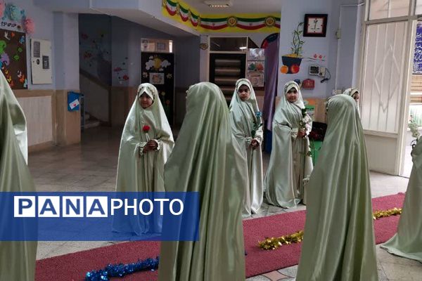 پرچم متبرک امام حسین(ع) میهمان دانش‌آموزان مدرسه زنده‌یاد قمصری