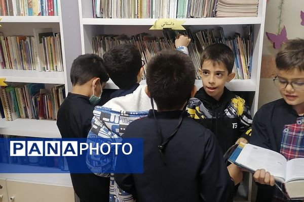 ایجاد غرفه‌های کتاب توسط دانش‌آموزان به مناسبت هفته کتاب و کتابخوانی در ناحیه دو شهرری 