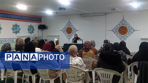 جلسه آموزش خانواده با موضوع فضای مجازی در دبستان پنجم مهر