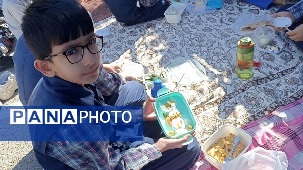 ترویج تغذیه سالم با برگزاری اردوی حیاطی در دبستان فطرت