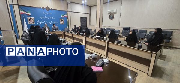 نشست مدیر آموزش‌ و پرورش با اعضای شورای دانش‌آموزی متوسطه اول