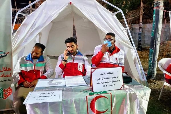 برپایی ایستگاه سلامت توسط اعضای هلال‌احمر میناب