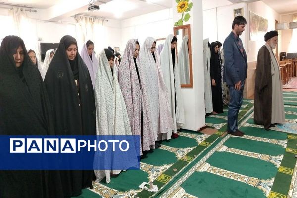 اقامه نماز جماعت در دبیرستان شهید مجید دهنوی نیشابور