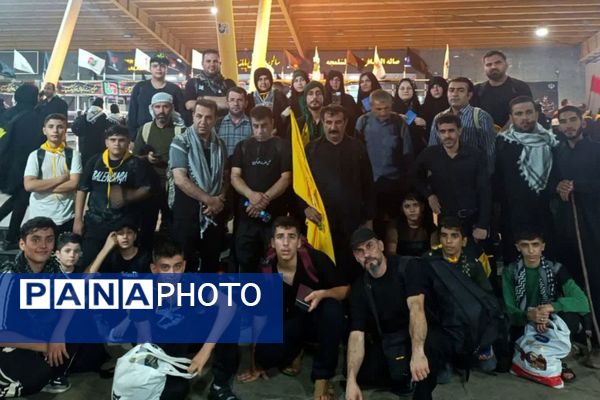 بدرقه پرشور زائران کربلا با نوای گروه سرود نسیم صبا در موکب ابوالفضل (ع)