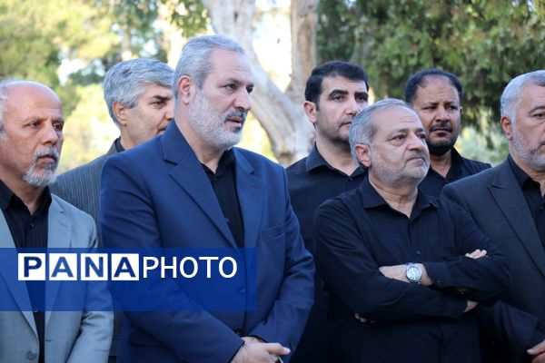 ادای احترام وزیر آموزش و پرورش و فرماندهان سپاه بر مزار سردار شهید کاظمی در بهشت رضا(ع)