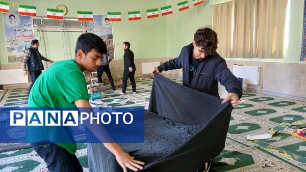 مراحل آماده‌سازی مراسم گرامیداشت شهید رمضانعلی چوبداری در دبیرستان نمونه دولتی معلم ساوجبلاغ 