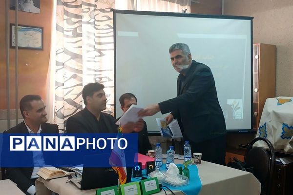 نشست تخصصی کارشناسان فنی و حرفه ای و کاردانش استان تهران در اسلامشهر