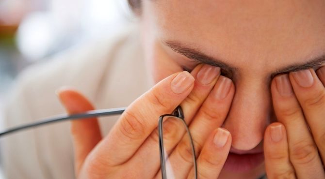 برای پیشگیری از خشکی چشم از باد مستقیم کولر فاصله بگیرید