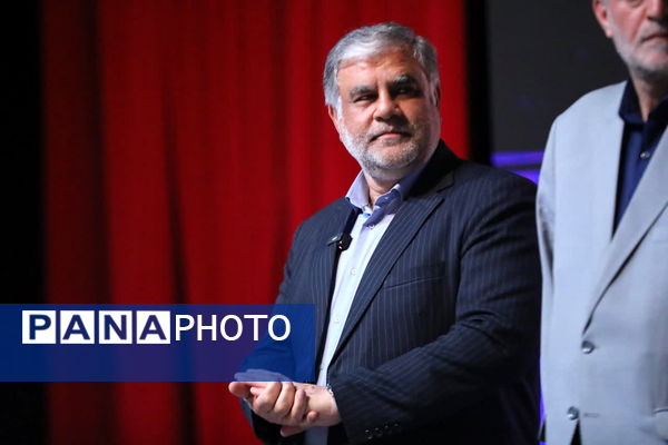 آیین تقدیر از برگزیدگان بیست و ششمین جشنواره تئاتر استان قم