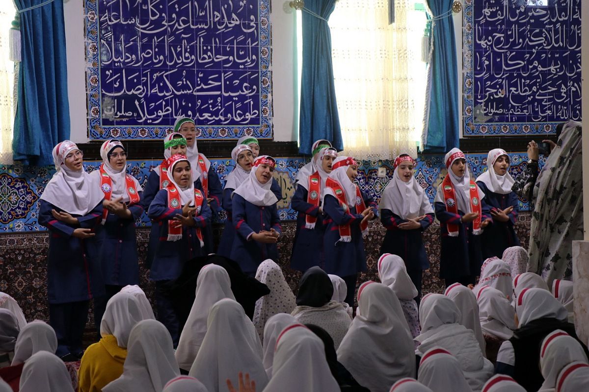 اقامه نماز در مدرسه شهیدان ایرلو قرچک