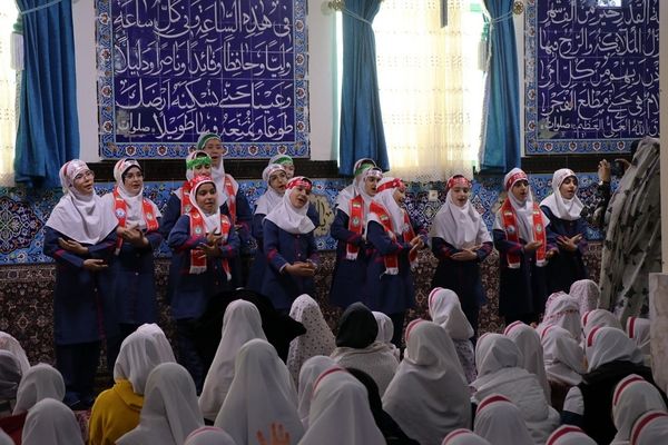 اقامه نماز در مدرسه شهیدان ایرلو قرچک