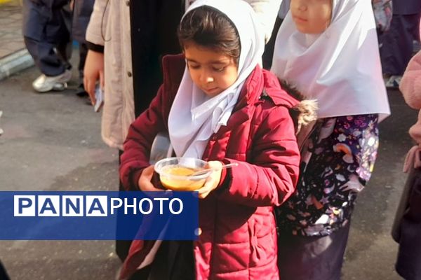 مراسم عزاداری فاطمیه با برکت پرچم امام حسین(ع) در مدرسه آیت‌الله خامنه‌ای