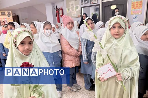 پرچم متبرک امام حسین(ع) میهمان دانش‌آموزان مدرسه زنده‌یاد قمصری