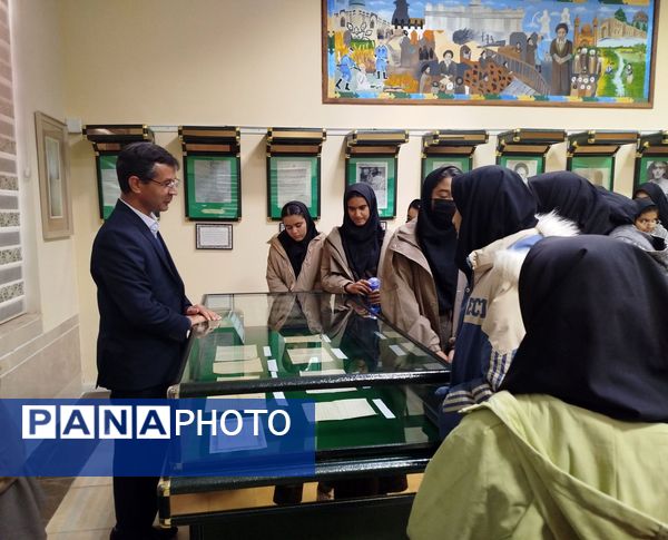 بازدید دانش آموزان دبیرستان نمونه اندیشه از موزه آرامگاه مدرس 