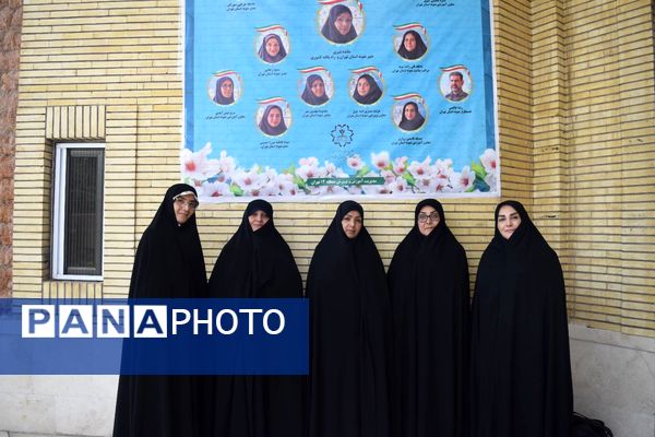 تجلیل از معلمان نمونه منطقه ۱۴ به مناسبت هفته گرامیداشت مقام معلم
