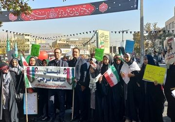 دانش‌آموزان البرزی در راهپیمایی ۱۳ آبان بیزاری از ظلم و عهد دوباره با وطن را فریاد زدند