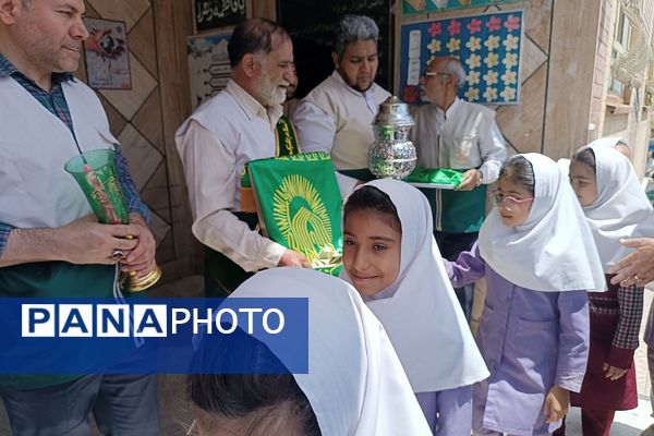 مراسم  پرچم گردانی  بارگاه حضرت علی بن موسی‌الرضا (ع) در مدرسه باهنر ملارد به مناسبت دهه کرامت