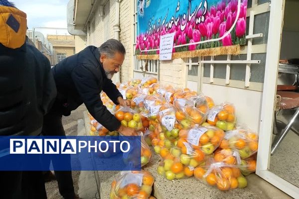 اهدای میوه به دانش‌آموزان نیازمند توسط دبیرستان شاهد ابوذر غفاری نیشابور 