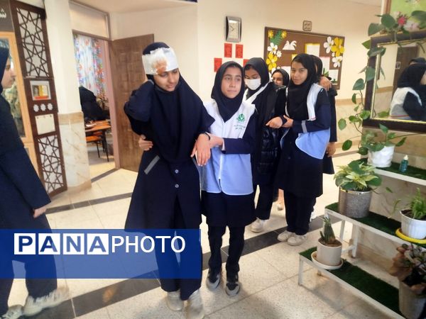 مانور زلزله در مدرسه شهید محمد آسوده روستای دهنو شهرستان خلیل آباد