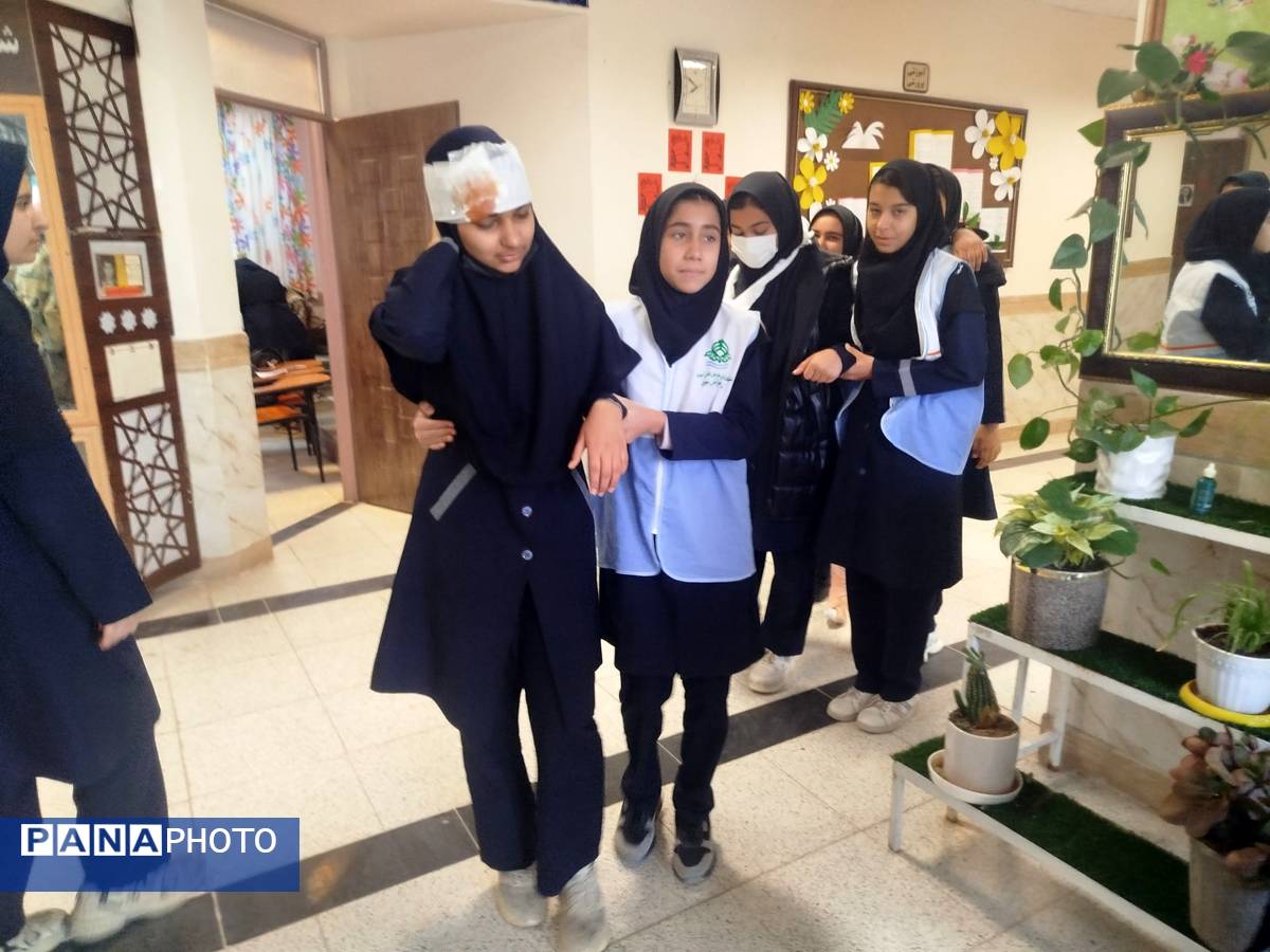 مانور زلزله در مدرسه شهید محمد آسوده روستای دهنو شهرستان خلیل آباد