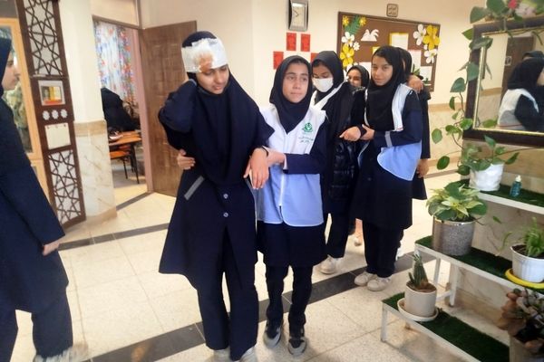 مانور زلزله در مدرسه شهید محمد آسوده روستای دهنو شهرستان خلیل آباد