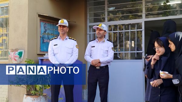 گرامیداشت هفته نیروی انتظامی در دبیرستان دخترانه پیرایش یک