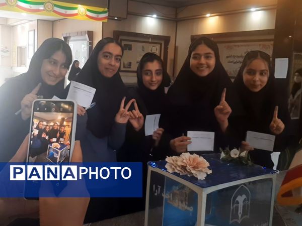 انتخاب نماینده دانش آموزان در دبیرستان نمونه فرهنگ مهشید مصلی نژاد ناحیه ۶