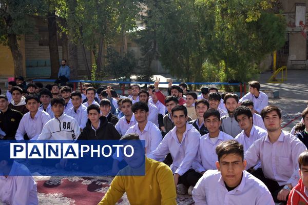 جشن روز دانش‌آموز در دبیرستان امام خمینی (ره) با حضور مسئولان، ورزشکاران و هنرمندان برگزار شد