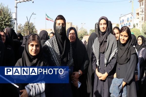 حضور پرشور دانش‌آموزان پاکدشتی در راهپیمایی روز ۱۳ آبان