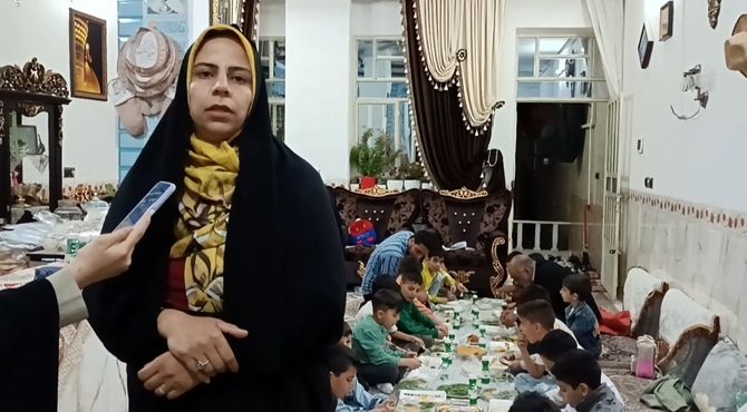 تمرین مشق و درس دانش آموزان مهریزی با پهن کردن سفره افطاری