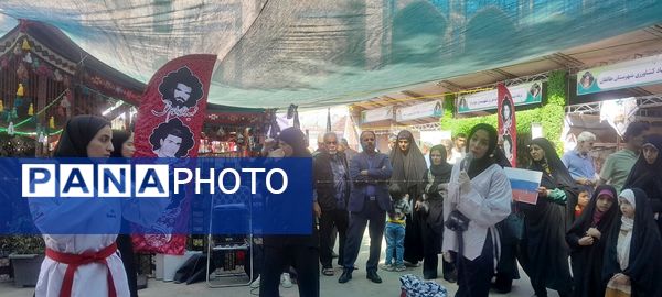 اجرای گروه سرود و تئاتر خیابانی به مناسبت هفته دفاع مقدس در مصلای کرج