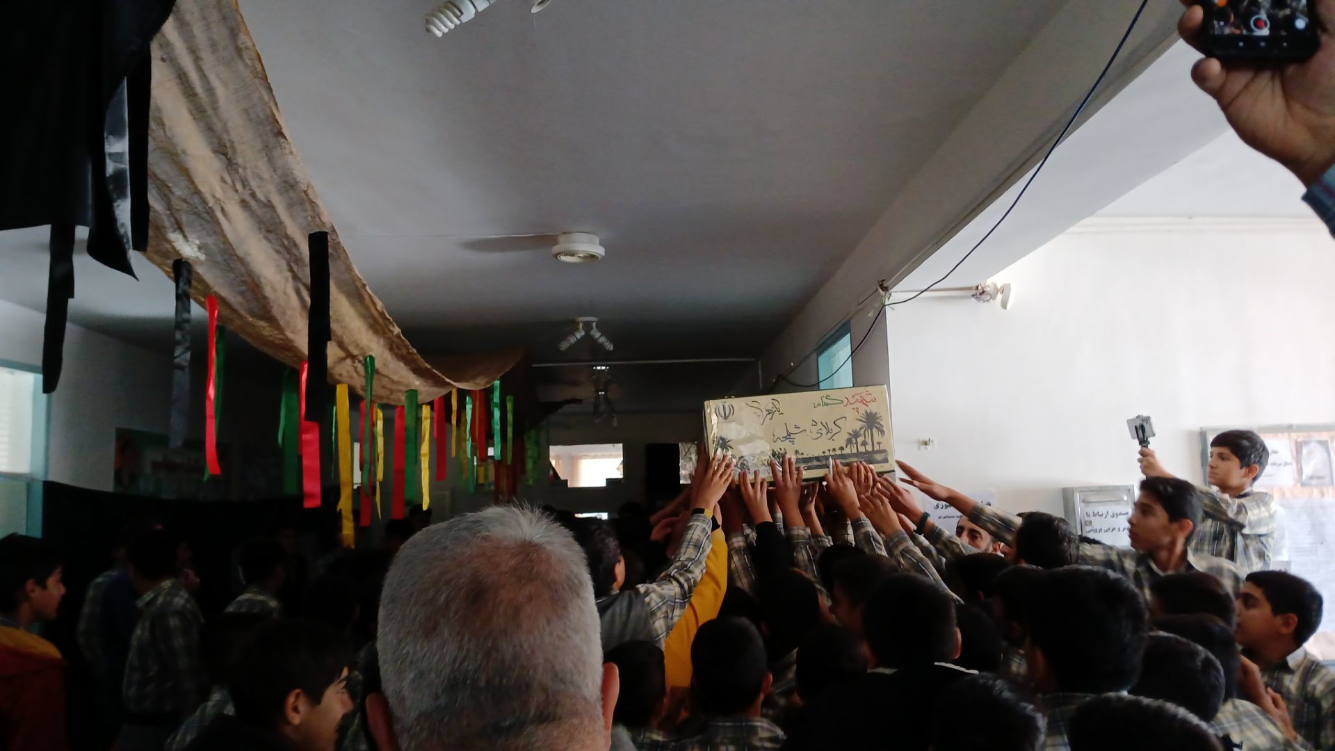 میزبانی دبیرستان نمونه دولتی شهید حاج قاسم سلیمانی شهرستان بن از شهید گمنام