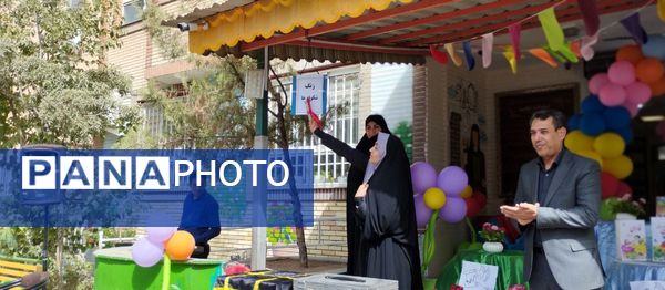 جشن شکوفه ها در دبستان شهید رضا نایب ناحیه۴ مشهد