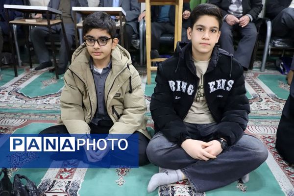 نهج‌البلاغه‌خوانی نماز‌گزاران کمالشهر پیش از خطبه‌های نماز 