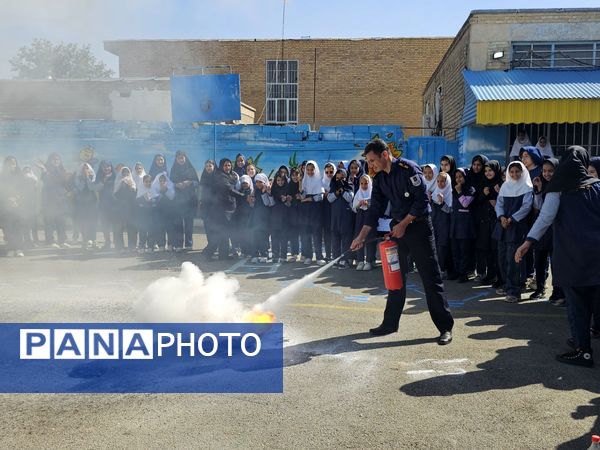 بزرگداشت روز آتش‌نشان در مدرسه شهید خاقانی شهرستان شیروان