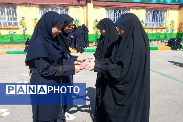 توزیع پاکت‌های امر به معروف و نهی از منکر در دبیرستان دخترانه دلیری