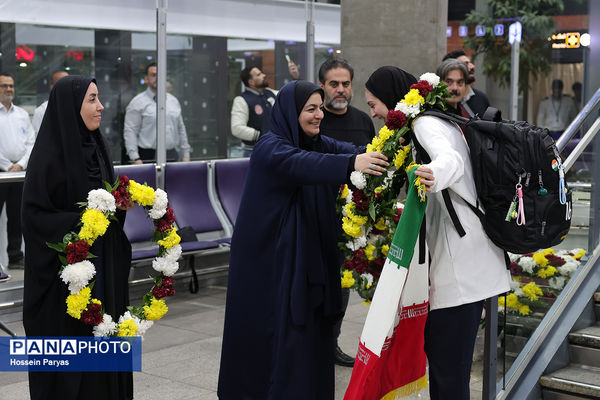 بازگشت طلایی‌پوشان بلندقامت دانش‌آموز ایران با کاپ قهرمانی