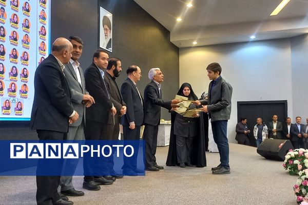 تقدیر از رتبه‌های برتر کنکور در اداره آموزش‌و‌پرورش شهرستان اسلامشهر 