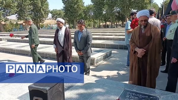 مراسم غبارروبی و عطرافشانی مزار مطهر شهدای اهر به‌مناسبت هفته دولت 
