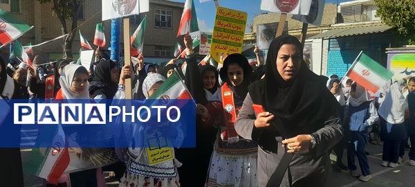 حضور باشکوه و جلوه گر دانش آموزان و اقشار مردم شهرستان شیروان در راهپیمایی ۱۳ آبان