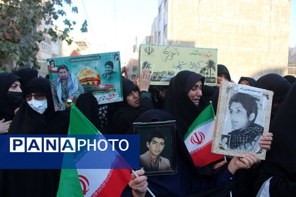 جلوه‌هایی از حضور نوجوانان در مراسم تشییع و خاکسپاری شهدای گمنام