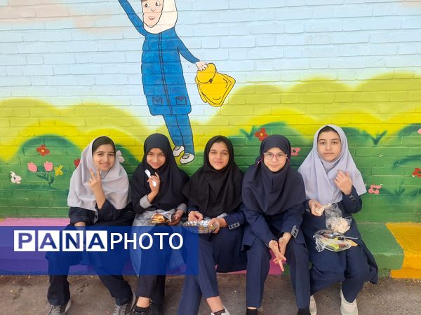 طعم همدلی، عطر امید در جشنواره غذای سلامت روان در مدرسه مهندس رحمانی فرد ناحیه یک مشهد مقدس