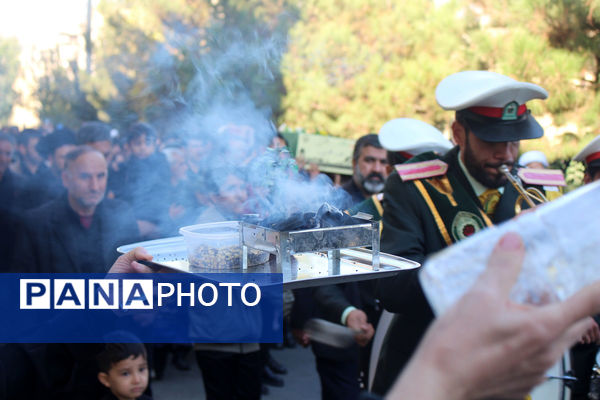 جلوه‌هایی از حضور نوجوانان در مراسم تشییع و خاکسپاری شهدای گمنام