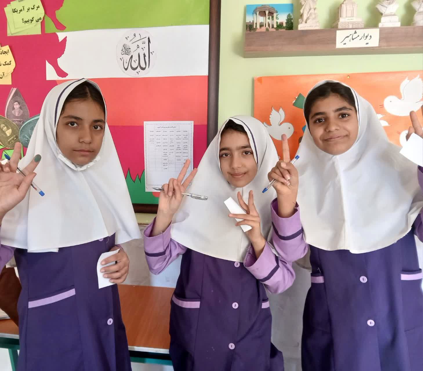 انگشت‌های رنگین دختران دبستان اندیشه روی برگه‌های رأی انتخابات شورای دانش‌آموزی