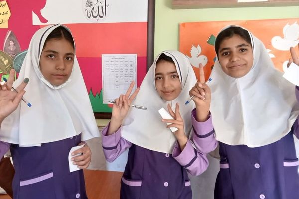 انگشت‌های رنگین دختران دبستان اندیشه روی برگه‌های رأی انتخابات شورای دانش‌آموزی