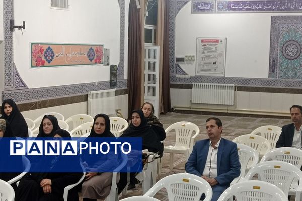  جلسه آموزش فرزندپروری نوجوان برای والدین در دبیرستان استعدادهای درخشان شهید بهشتی دوره اول