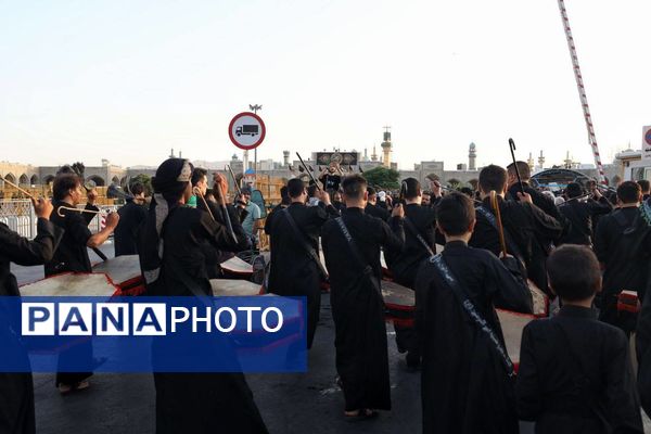رود اشک و عشق در مسیر حرم همزمان با شکوه عزاداری هیئات‌ در خیابان‌های مشهد
